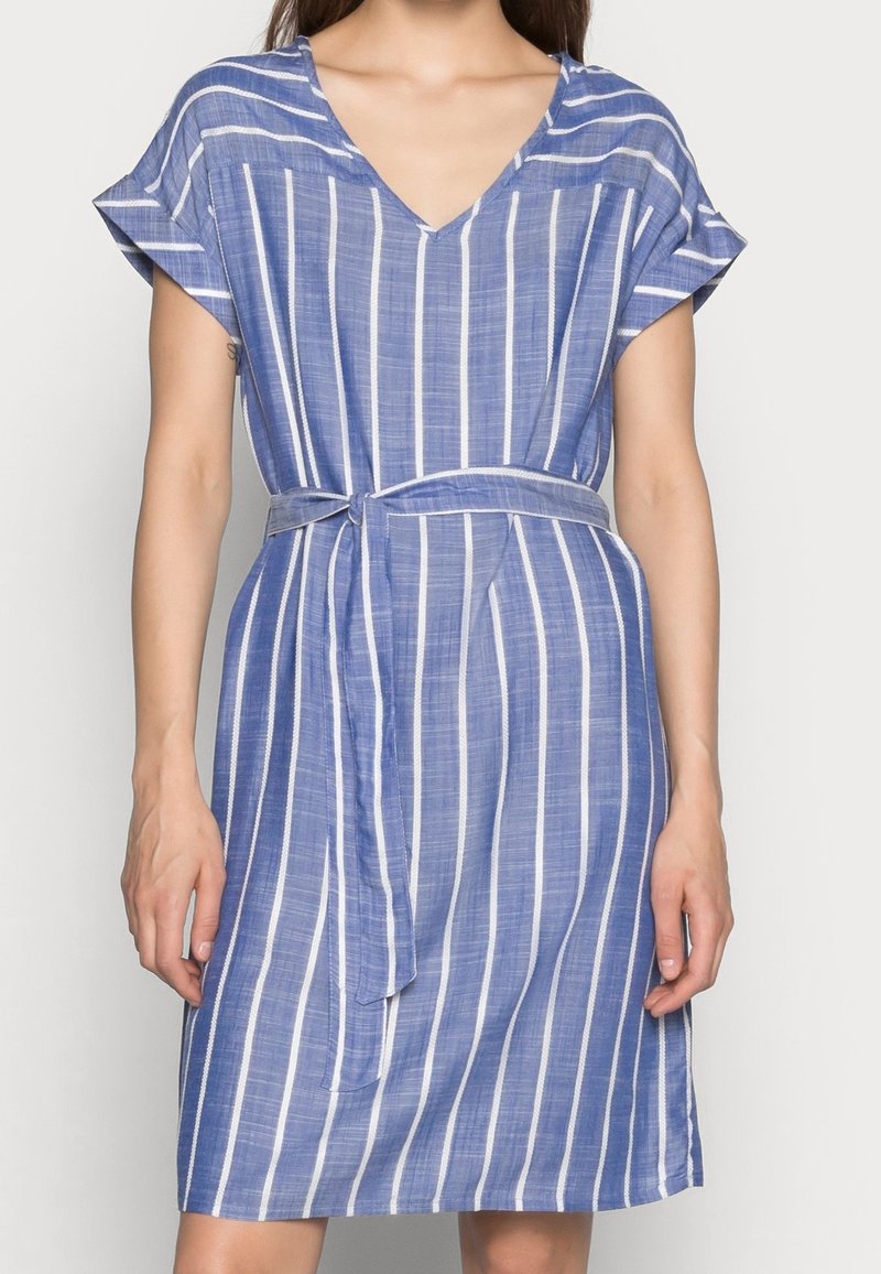 Blau gestreiftes Baumwollkleid mit V-Ausschnitt, kurzen Ärmeln und einem passenden Gürtel in der Taille. Die Streifen sind weiß und variieren in der Breite.