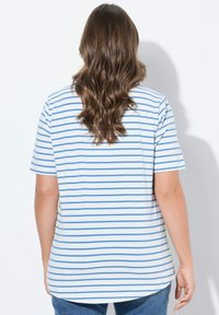 Weißes T-Shirt mit blauen horizontalen Streifen; weiches Baumwollmaterial, kurze Ärmel, abgerundeter Saum und schlichtes Rückendesign.