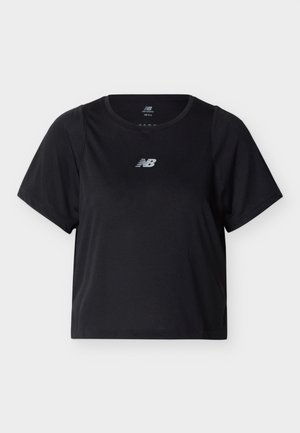 Zwart sport-T-shirt met korte mouwen, ronde hals en wit New Balance-logo gecentreerd op de borst tegen een effen achtergrond.