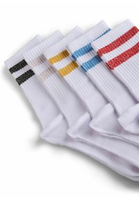 Cinco pares de calcetines blancos con textura acanalada, que presentan rayas de colores en negro, gris, amarillo, azul y rojo en la parte superior.