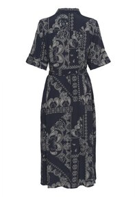 Rochie bleumarin închis cu un model paisley alb, mâneci scurte, guler și un cordon la talie pentru o siluetă ajustată.