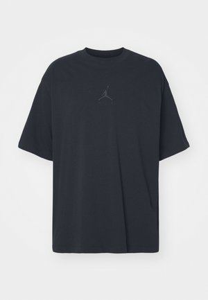 Mustmust värvi puuvillane T-särk, laia lõikega, ümar kaelus, lühikesed varrukad, millel on diskreetne logo ja teksti "AIR" logo kohal keskel.