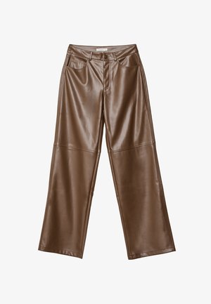 Brązowe szerokie spodnie z imitacji skóry z przednimi kieszeniami, szlufkami na pasek oraz przeszyciami nad kolanami, ułożone płasko na białym tle.