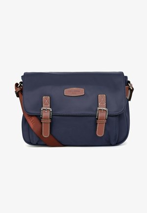 Borsa a tracolla blu navy realizzata in tessuto resistente, dotata di chiusura a pattina, dettagli in pelle marrone e tracolla regolabile con accessori in metallo.