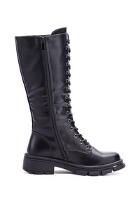 Botas negras de cuero liso hasta la rodilla, con cremallera lateral, diseño de cordones en la parte frontal, suela gruesa y acentos metálicos.
