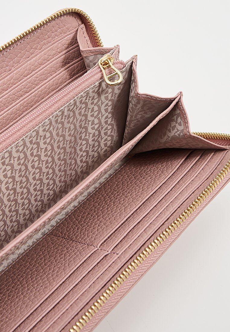 Rosa strukturierte Geldbörse mit Reißverschluss, goldenen Beschlägen, mehreren Kartenfächern und einem gemusterten Innenfutter. Verfügt über ein Innenfach mit Reißverschluss.