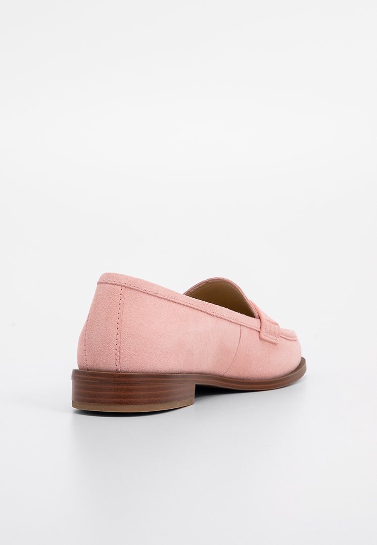 Rosa Wildleder-Loafer mit niedrigem, gestapeltem Absatz. Verfügt über eine gestickte Naht und eine leicht spitze Zehenpartie. Glatte Textur mit minimalistischem Design.