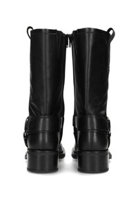 Botas de tobillo de cuero negro con una textura suave, que cuentan con una cremallera en la parte trasera, detalles de hebilla y un tacón bajo en bloque.