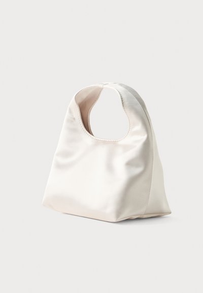 Μαλακή λευκή τσάντα χειρός με στρογγυλεμένη λαβή, χαλαρή δομημένη φόρμα και λείο ύφασμα σαν σατέν σε μονόχρωμο φόντο.