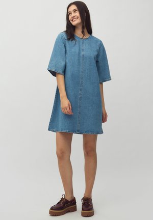 Denim jurk met korte mouwen, ronde hals en een rechte silhoutte. Kenmerkt zichtbare stiksels en een casual, ongestructureerd ontwerp.