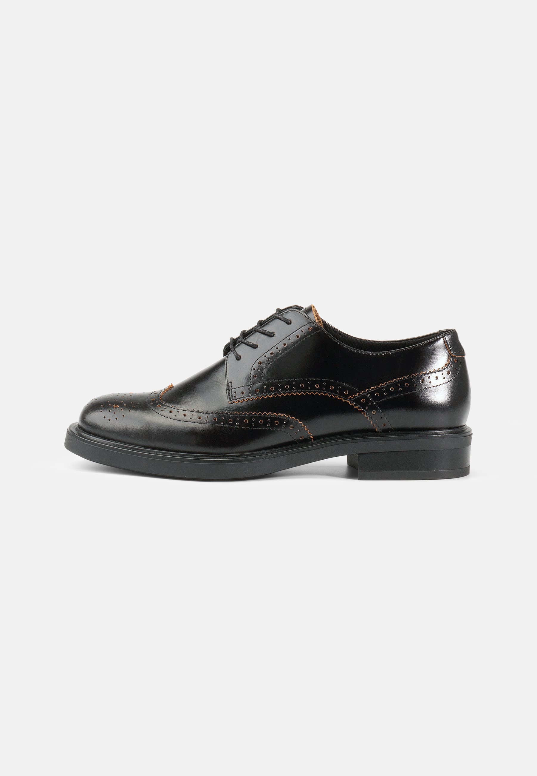 Svart lærdressko med brogue-detaljer, brune sømmer, rund tupp og flat gummisåle. Har klassisk snøring.