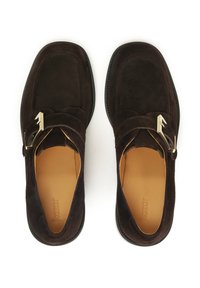 Pruun nahast loafers ümarate servadega, millel on kuldse tooni pandla detail. Pehme sisepind ja tekstuurne must kummist talla.