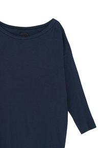 Granatowa, lekka bluzka z długim rękawem o szerokim dekolcie i opadających ramionach. Gładka tekstura, minimalistyczny fason bez widocznych wzorów czy dodatków.