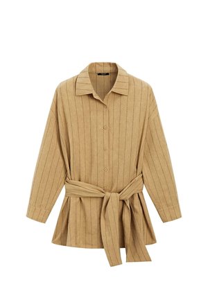 Chemise beige à manches longues avec des rayures verticales noires, boutonnée devant, col large et ceinture assortie en tissu nouée à la taille.