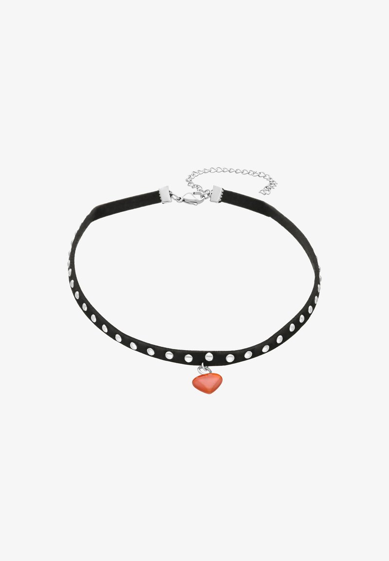Schwarzes Choker aus Wildleder mit silbernen, runden Nieten, das einen kleinen orangefarbenen Herzanhänger und einen silbernen Verschluss mit Verlängerungskette besitzt.
