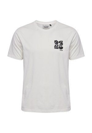 Weißes Baumwoll-T-Shirt mit Rundhalsausschnitt, das auf der linken Brust einen schwarzen Grafikdruck der Zahlen "1923" in verschiedenen Größen zeigt.
