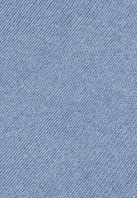 Jasnoniebieska tkanina dżinsowa z subtelnym skośnym wzorem; średnia textura, gładka powierzchnia i jednolity kolor w całym zakresie.