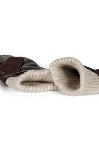 Strukturerte brune og beige hansker med ribbede mansjetter. Handflaten er laget av et glatt materiale, mens innsiden er myk og strikket.