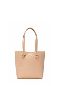 Bolso tote de cuero marrón claro con dos acentos anudados y un logo en tono dorado en la parte frontal. Cuenta con dos asas para el hombro y una forma estructurada.