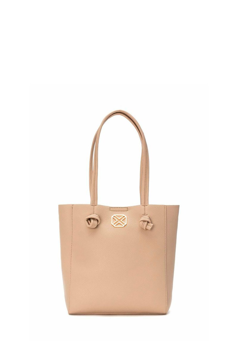 Bolso tote de cuero marrón claro con dos acentos anudados y un logo en tono dorado en la parte frontal. Cuenta con dos asas para el hombro y una forma estructurada.