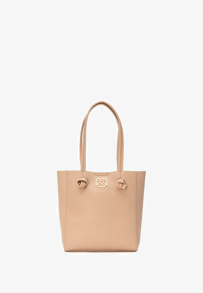 Bolso tote de cuero marrón claro con dos acentos anudados y un logo en tono dorado en la parte frontal. Cuenta con dos asas para el hombro y una forma estructurada.