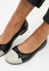 Next FOREVER COMFORT STANDARD - Klasické baleríny  - black white toe cap