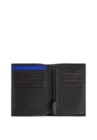 Portafoglio in pelle nera con un accento blu, dotato di numerosi scomparti per carte, un compartimento con zip e una texture liscia in tutto.