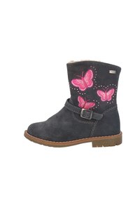 Grå semsket ankelstøvel med rosa sommerfuglemønster, en stropp med spenne, og en lys brun såle. Fôret med mykt materiale for varme.