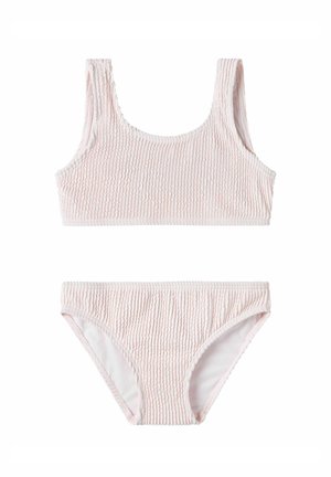 Világos rózsaszín bordázott textúrájú bikini szett széles pántokkal a felsőrészen és klasszikus szabású alsó résszel, fehér háttéren bemutatva.