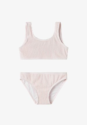 Ensemble bikini rose clair à texture côtelée avec larges bretelles sur le haut et bas à coupe classique, présenté sur un fond blanc.