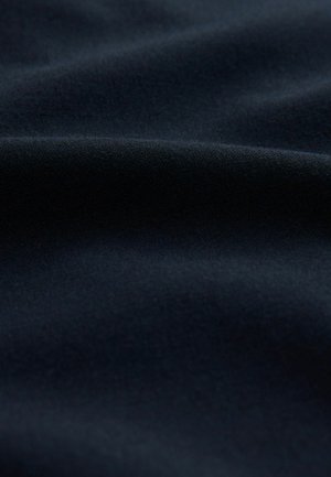 Tissu bleu foncé avec une texture lisse et mate, présentant de légers plis qui illustrent son tombé et son poids. Aucun motif ni matériel visible.
