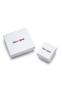 Scatole bianche con superfici lisce, una grande e una piccola, con il logo "luluandjane" in nero e rosso sulla parte superiore.