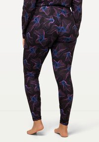 Leggings neri con un motivo astratto a vortice in linee viola e blu, realizzati in tessuto elasticizzato, con un design aderente.