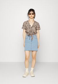 Vero Moda Petite VMEASY  - Blusa - white pepper