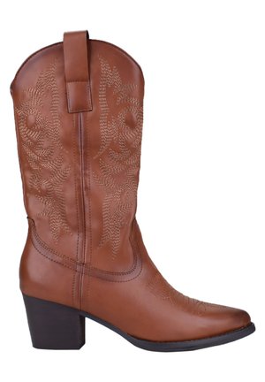 Stivale da cowboy in pelle marrone con intricate decorazioni floreali cucite, punta appuntita, tacco a blocco e una linguetta nella parte superiore per facilitarne l'indossamento.