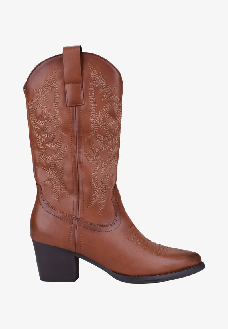 Bota de cowboy de cuero marrón con intrincados patrones florales bordados, punta puntiaguda, tacón cuadrado y una pestaña en la parte superior para facilitar su uso.