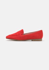 Rote Wildleder-Slipper mit flacher Sohle, spitz zulaufender Zehenpartie und gestickten Details im Obermaterial. Minimalistisches Design mit glatter Textur und ohne Hardware.