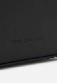 Calvin Klein Jeans SCULPTED FLAP MONO - Bandolera - black