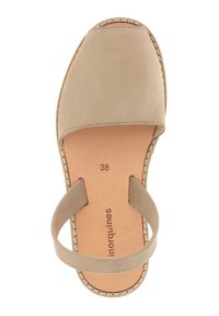Sandale en cuir beige avec une ouverture à l'avant et une bride de cheville ajustable. Caractéristiques d'une semelle plate et douce, et de détails cousus le long du bord. Taille 38.