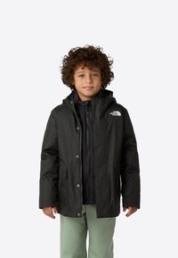 Černá nepromokavá bunda se zipem vpředu a kapucí, se dvěma předními kapsami a logem The North Face na levé hrudi.