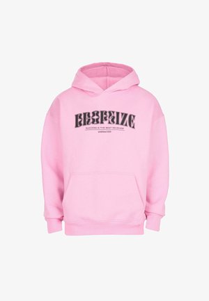 Różowa bluza z kapturem z czarnym stylizowanym napisem "BROPSIZE", hasłem "SUKCES JEST NAJLEPSZĄ ZEMSTĄ" oraz przednią kieszenią kangurką.