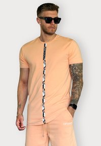ESTEEM PALM STRIPE - Print T-shirt - peach