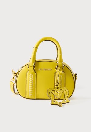 Posetă sintetică galbenă cu formă rotunjită, mânere duble, accesorii aurii și un accesoriu detașabil cu un design în formă de inimă și litera "M".