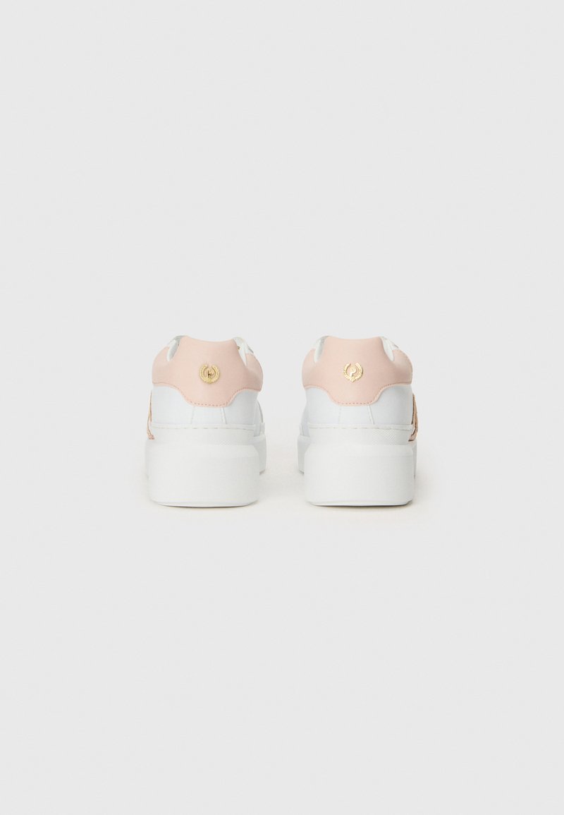 Sneaker bianche e rosa con un design testurizzato, dotate di una suola spessa e dettagli dorati sul retro. Stile minimalista e forma arrotondata.