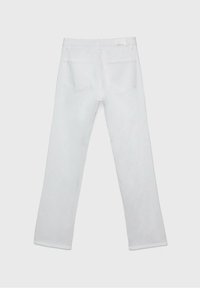 Jeans in denim bianco con taglio dritto, dotati di due tasche posteriori e etichetta in vita. Il materiale ha una finitura testurizzata.