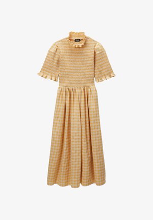 Robe midi vichy jaune et blanche avec corsage smocké, col montant à volants et manches ballon jusqu'au coude avec poignets à volants.