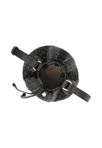 Zwarte geweven leren emmer tas met een gestructureerde vorm, trekkoordsluiting en goudkleurige hardware. Glad interieur. Verstelbare handgreep.