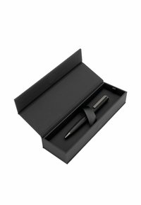 Černé pero v černé krabičce s texturovaným popruhem. Pero má vzorovanou rukojeť a detaily ze stříbra, vystavené s otevřenou krabičkou.