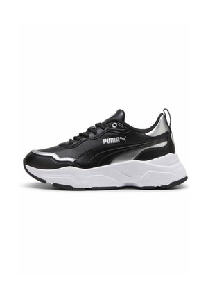 Baskets Puma noires et argent avec semelle blanche épaisse, design à lacets et logo Puma sur le côté, vues de profil extérieur.