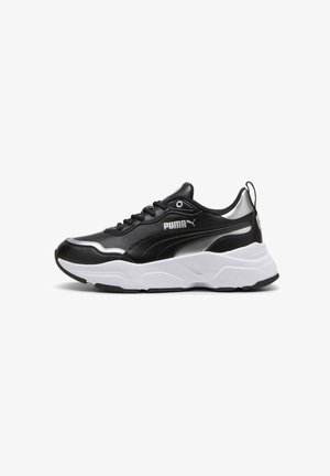 Baskets Puma noires et argent avec semelle blanche épaisse, design à lacets et logo Puma sur le côté, vues de profil extérieur.